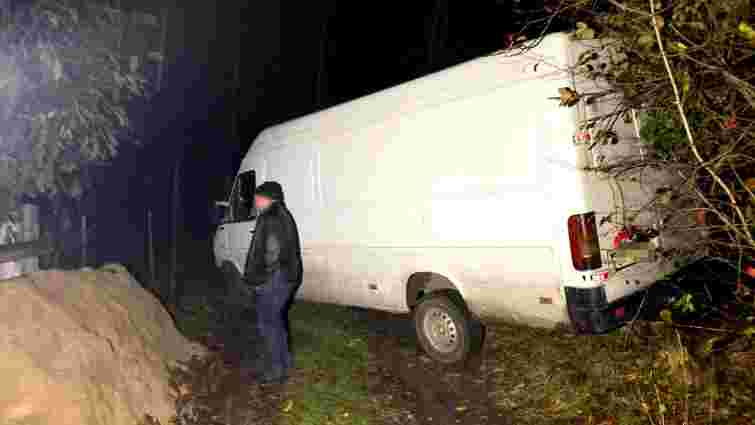 На Рівненщині чоловік викрав мікроавтобус і застряг на ньому в багнюці