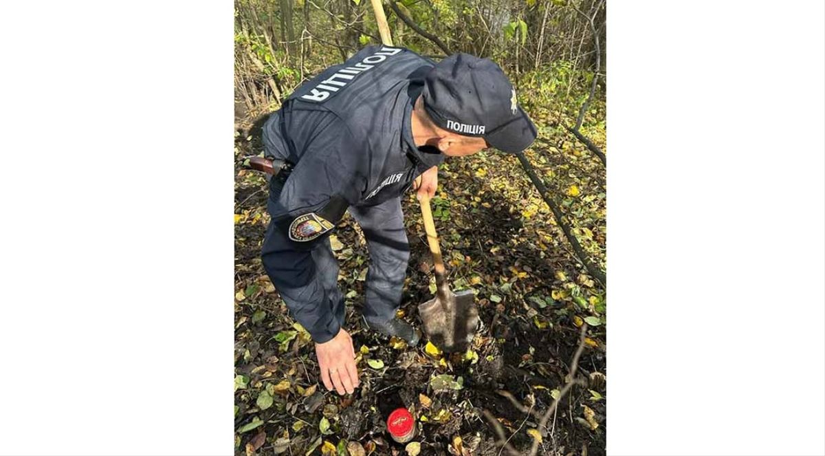 На Тернопільщині поліцейські перекопали город жінці через загублену банку з грошима