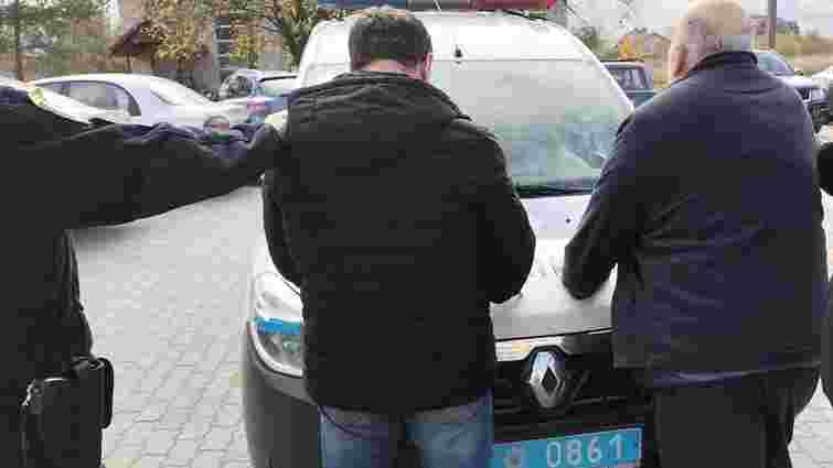 На Львівщині двоє чоловіків викрали із автомобіля понад 100 тис. грн та документи