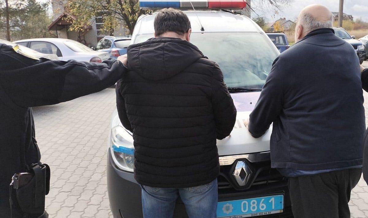 На Львівщині двоє чоловіків викрали із автомобіля понад 100 тис. грн та документи