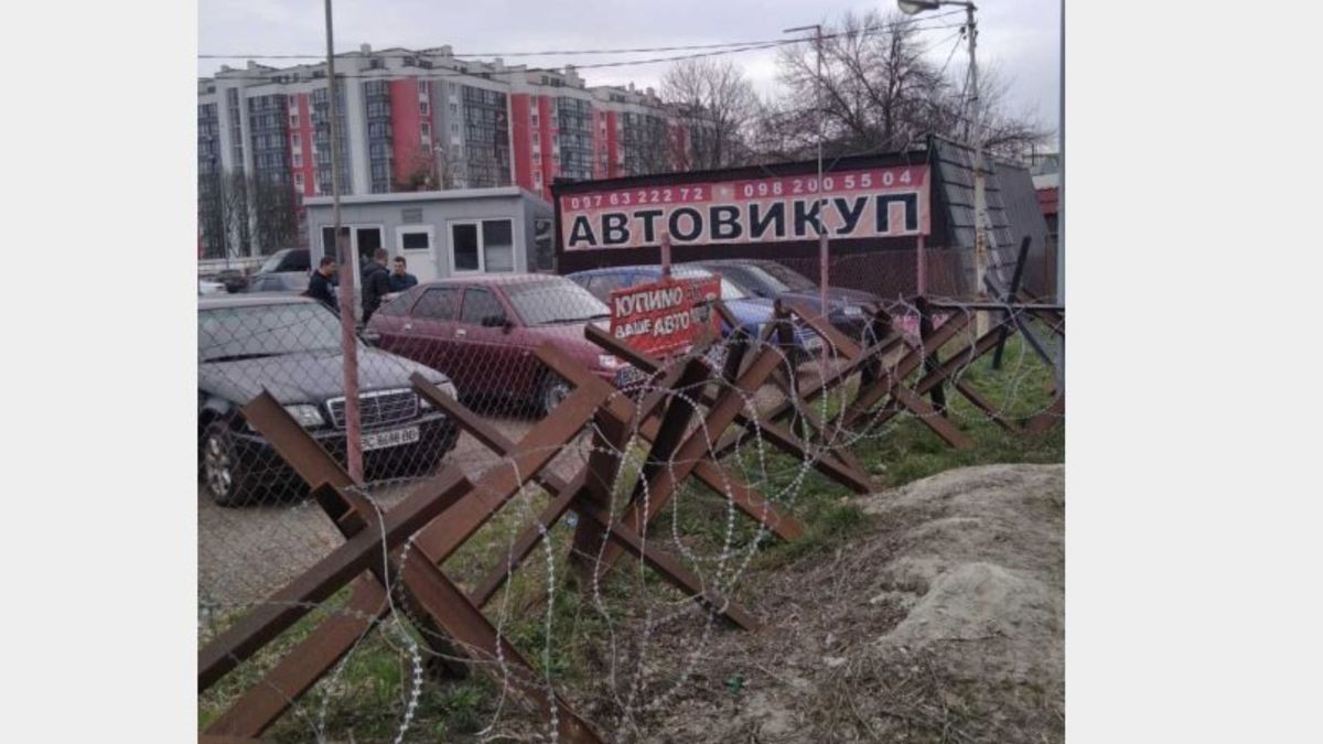У Львові підприємець звільнив захоплену комунальну ділянку, де продав автомобілі 
