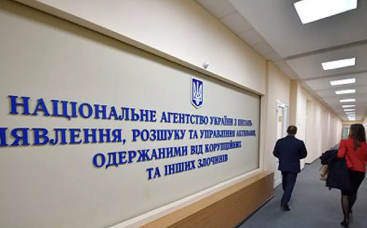 АРМА передали гроші, які конфіскували в громадянки РФ за незаконне переправляння українців