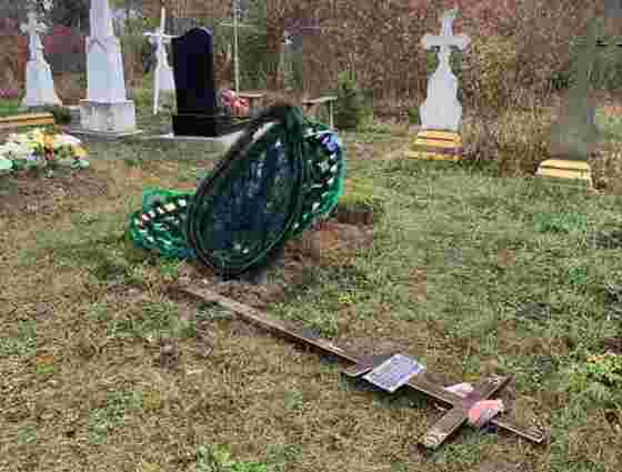 50-річний мешканець Хмельниччини пошкодив на сільському цвинтарі 19 могил