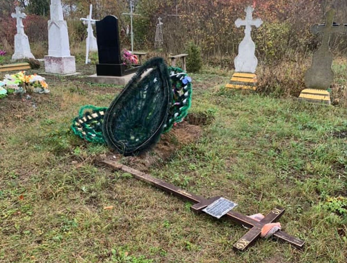 50-річний мешканець Хмельниччини пошкодив на сільському цвинтарі 19 могил