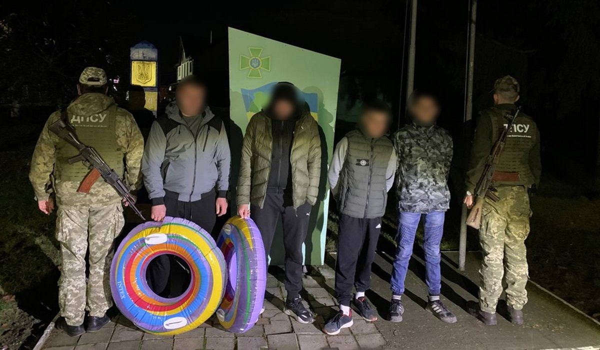 Закарпатські підлітки допомагали ухилянтам переплисти Тису на дитячих надувних колах