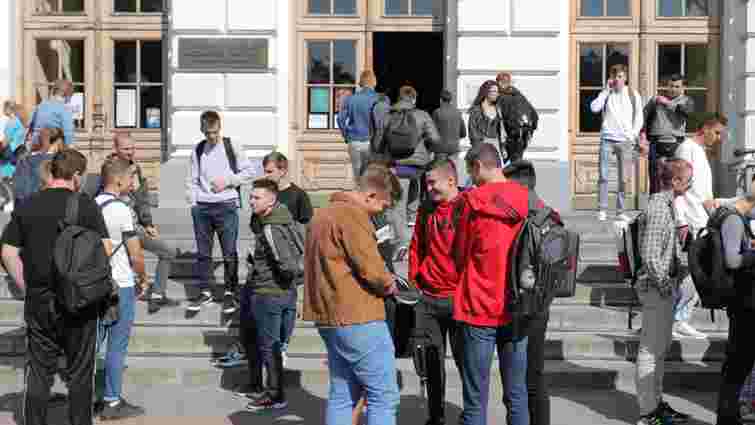 Журналісти дослідили, як за два роки зросла кількість чоловіків-першокурсників у львівських ВНЗ
