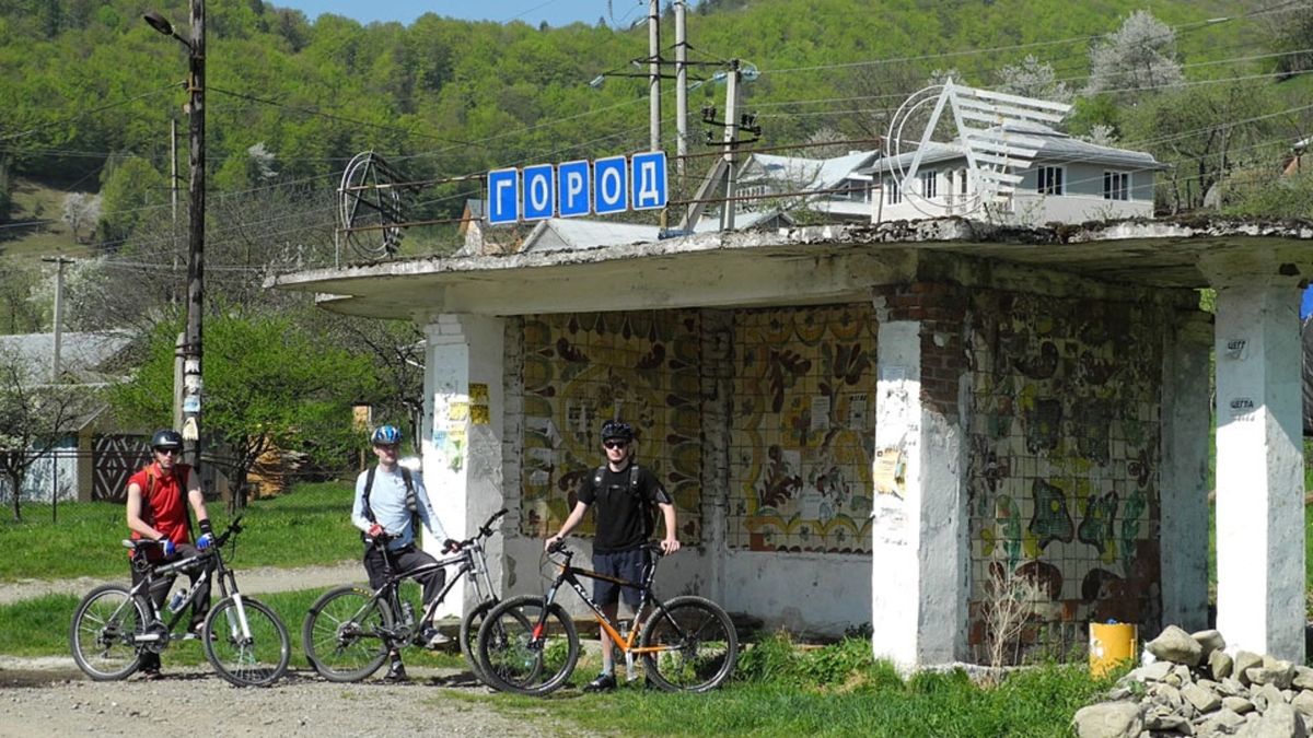 У селі на Прикарпатті зупинку з мозаїкою відремонтують за понад півмільйона гривень