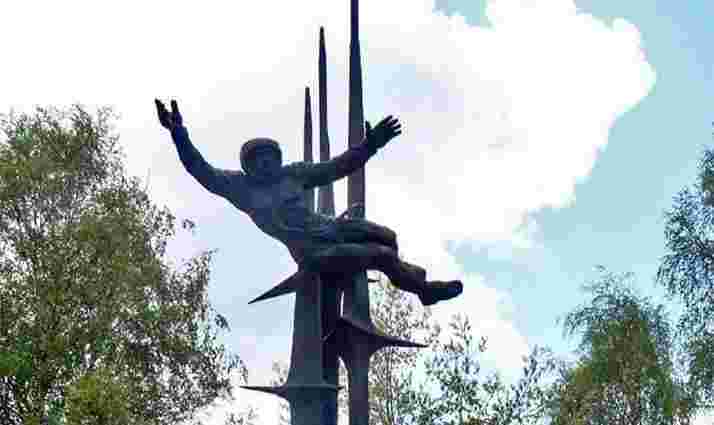 У Львові демонтують пам’ятник радянській космонавтці Валентині Терешковій