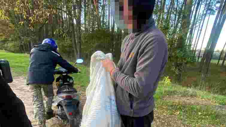 На Рівненщині поліцейські випадково виявили чоловіка з мішком конопель