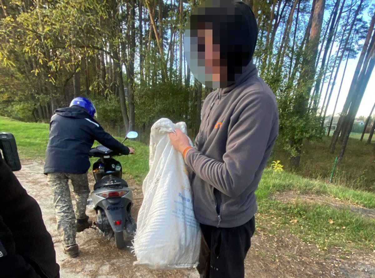 На Рівненщині поліцейські випадково виявили чоловіка з мішком конопель