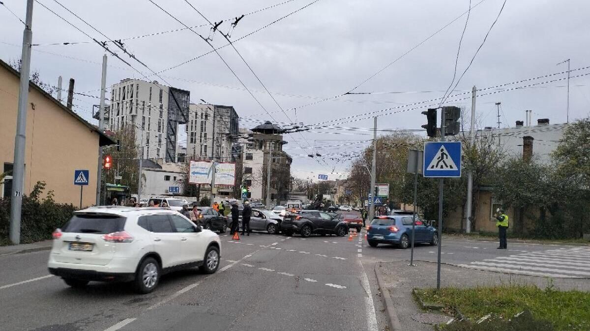Через потрійну ДТП на вул. Кульпарківській рух магістральними вулицями заблоковано