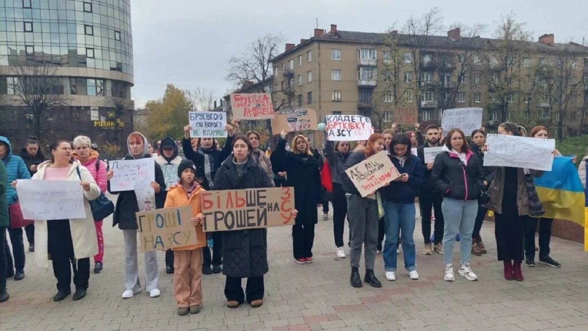 У  Франківську відбувся пікет з вимогою скеровувати більше грошей на ЗСУ