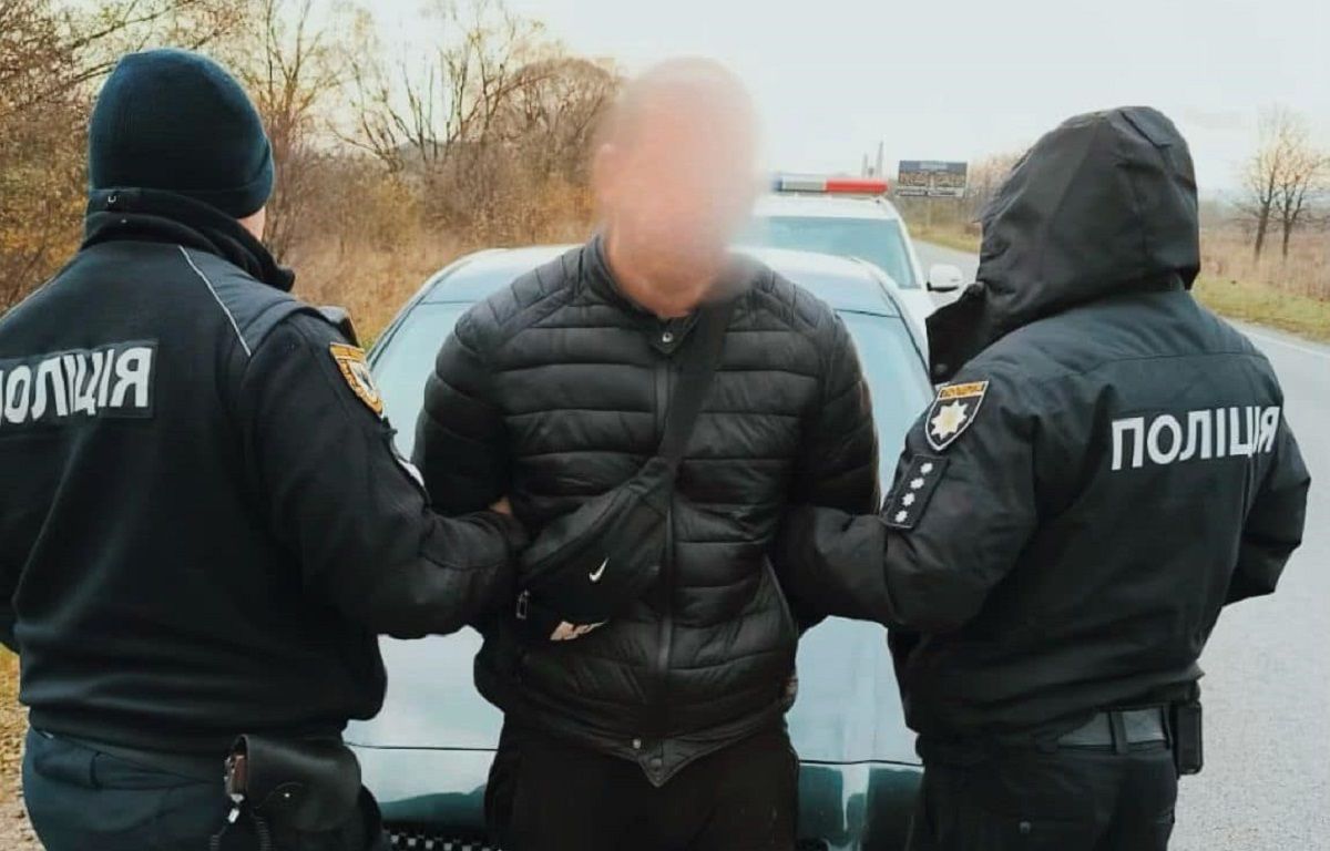 На Прикарпатті 37-річний чоловік з пістолетом напав на АЗС