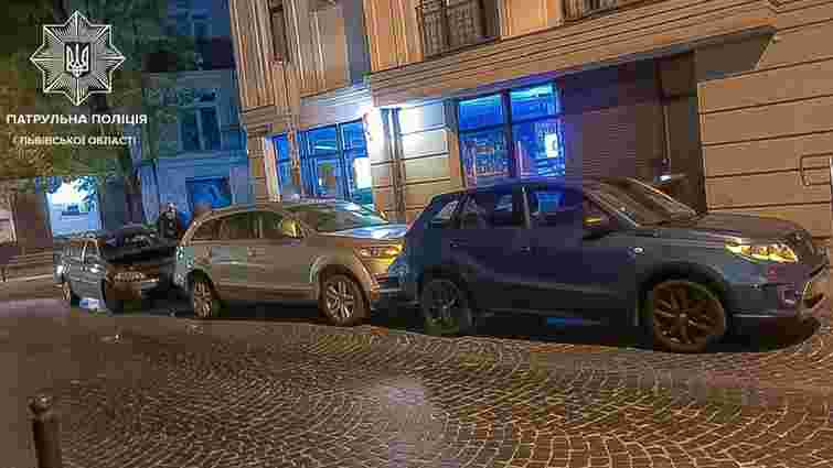 П’яний водій Renault Megane потрощив припарковані авто в центрі Львова