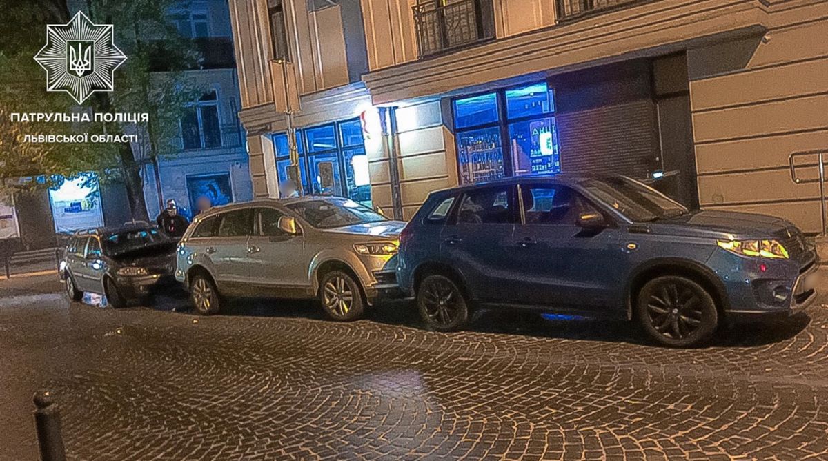 П’яний водій Renault Megane потрощив припарковані авто в центрі Львова