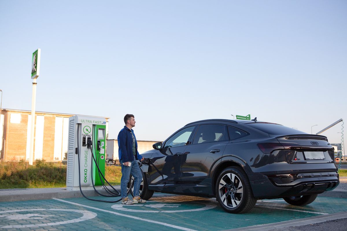 ОККО розгорнула мережу швидкісних електрозарядок на основних автошляхах країни 
