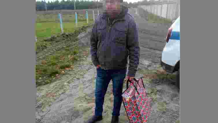 На Рівненщині поліцейський випадково виявив чоловіка з сумкою бурштину 