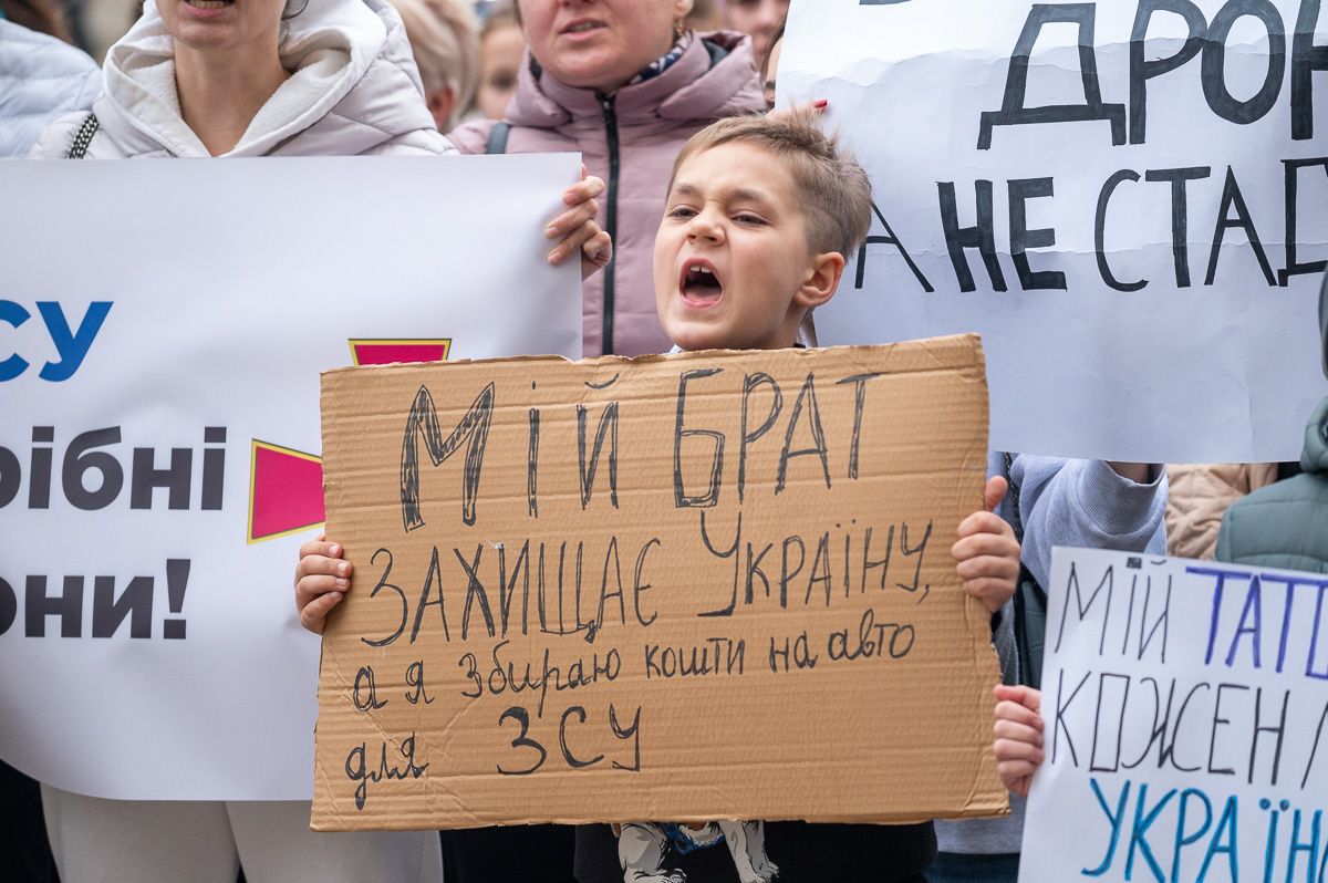 Хлопчик з плакатом на мітингу під ЛОВА