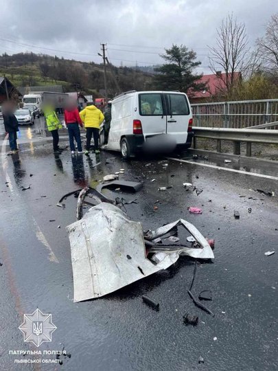 Судячи з фото поліцейських, відбулось зіткнення вантажівки, мікроавтобуса та легкового авто
