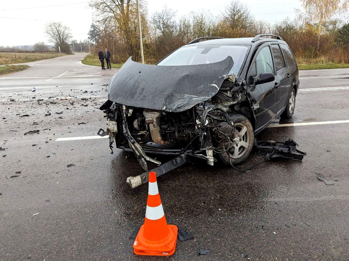 Неподалік Рівного мікроавтобус в'їхав у легковик, троє потерпілих