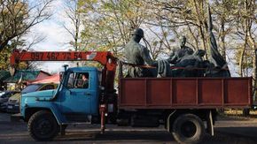 З Пагорба слави у Львові демонтували скульптури радянських воїнів