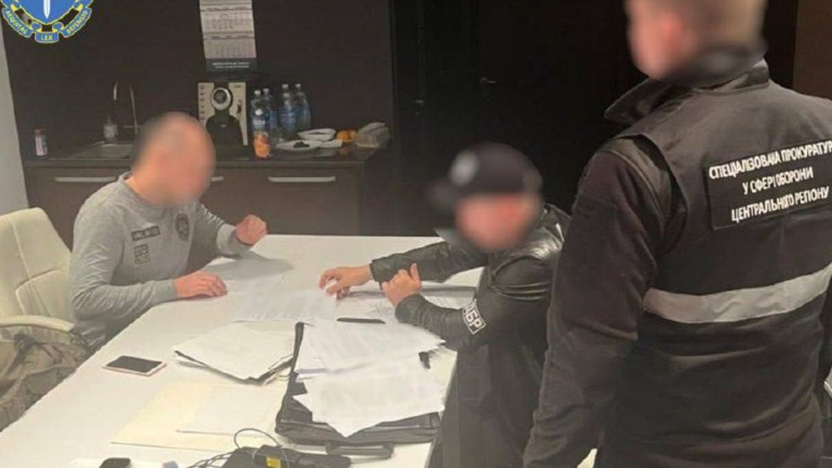 Офіцеру, який подарував гранати помічнику Залужного, оголосили про підозру 