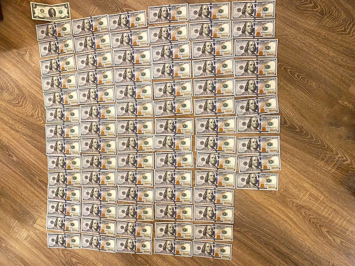 Поліція затримала двох чоловіків за продаж фальшивих грошей в обмінниках на Рівненщині