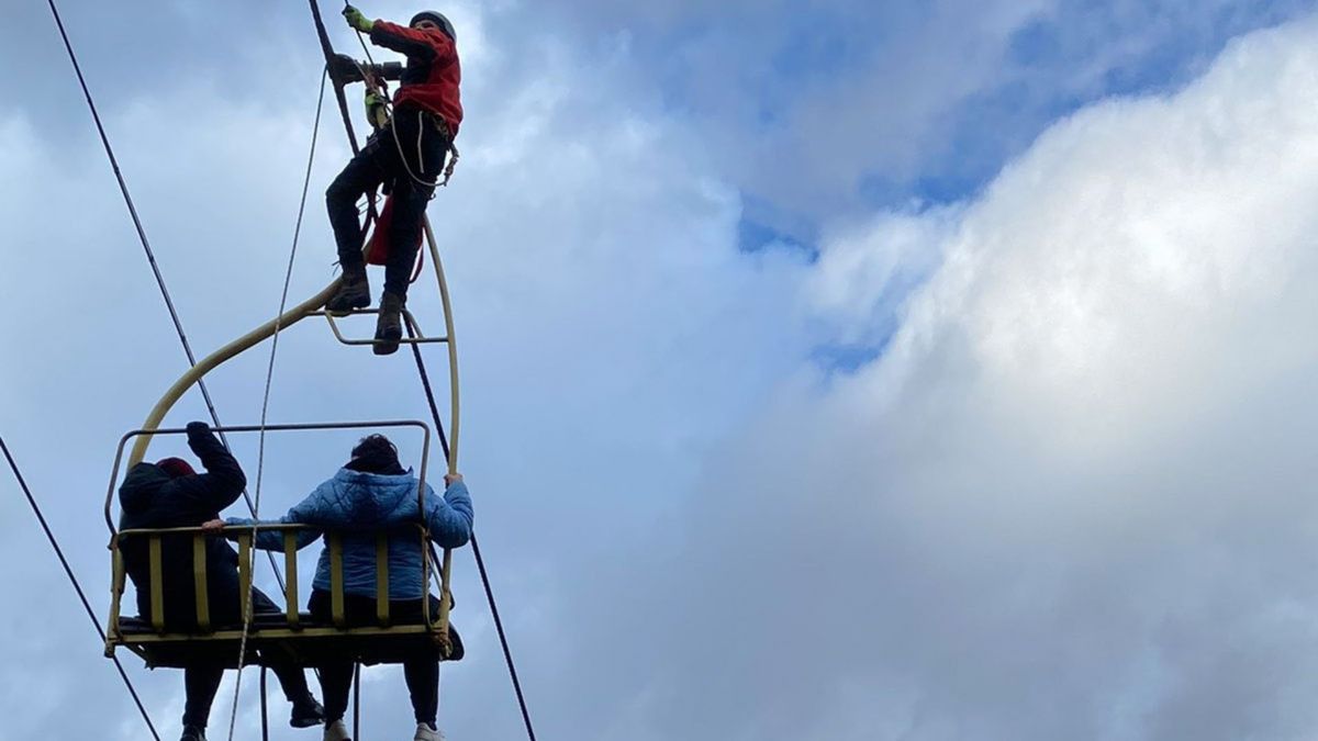 На Закарпатті 22 туристи застрягли на несправному гірському підйомнику