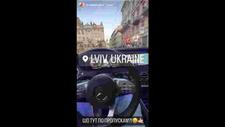 Скандальна київська блогерка на Mercedes без перепустки заїхала на площу Ринок
