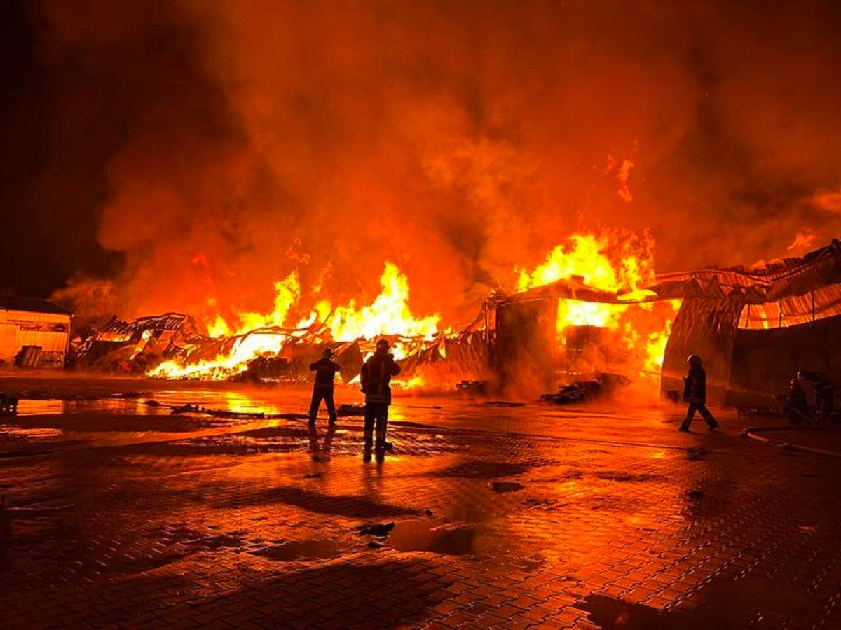 У Вінниці через займання складів з ламінатом сталася сильна пожежа 