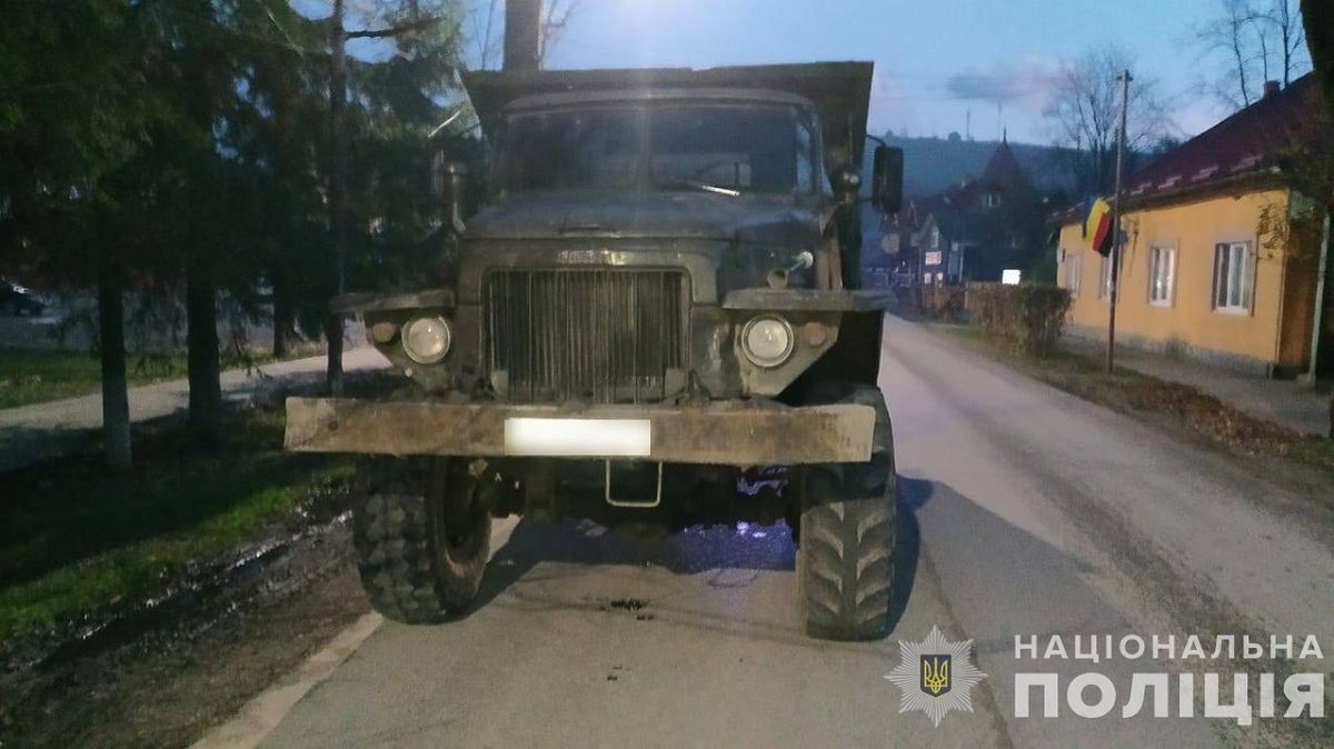 На Закарпатті через п'яну матір півторарічну дівчинку на смерть збила вантажівка