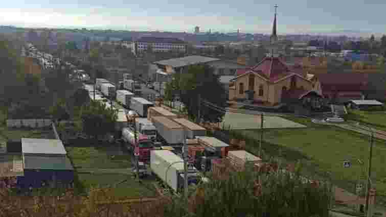 В Чернівцях вантажні автомобілі заблокували один із в'їздів у місто