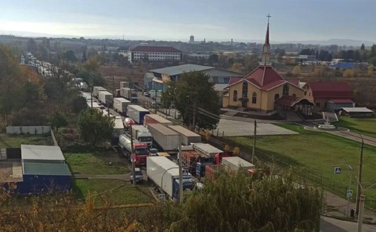 В Чернівцях вантажні автомобілі заблокували один із в'їздів у місто