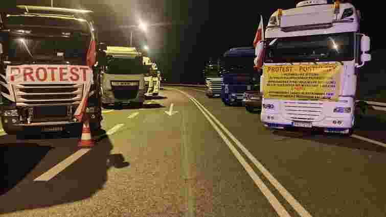 Польська поліція почала допомагати українським водіям об’їжджати заблокований кордон