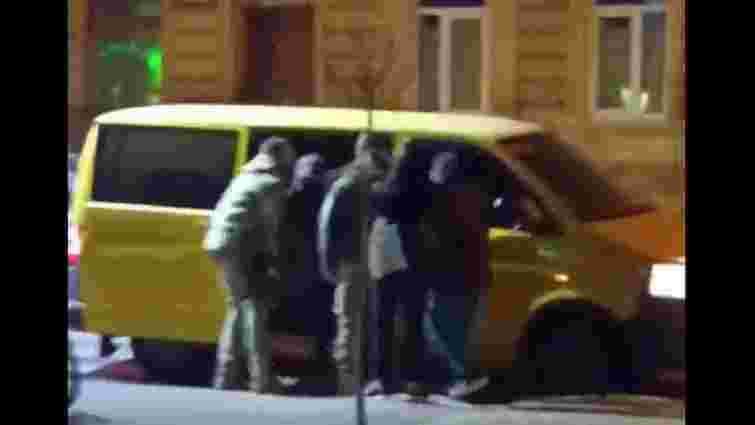 У Львові покарають працівників ТЦК, які силоміць заштовхали перехожого в бус