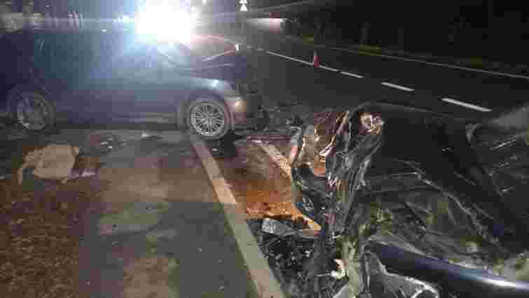 Біля Львова п'яний водій Mercedes виїхав на зустрічну і зіткнувся з двома авто
