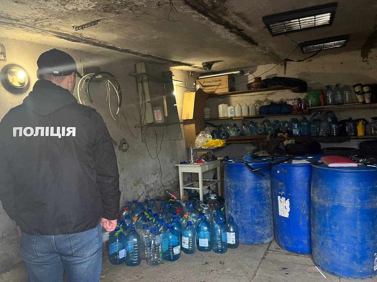 Троє прикарпатців незаконно реалізували контрафактний спирт та сигарети на 250 тис. грн 