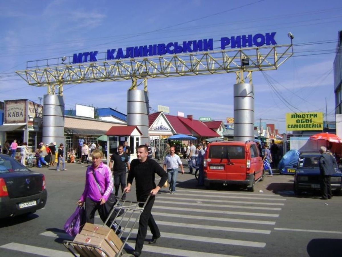 В Чернівцях підприємицю оштрафували за міні-цех з виготовлення сурогатного алкоголю на ринку  