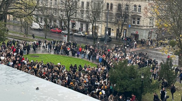 Кілька сотень студентів Львівської політехніки вимагають звільнити Ірину Фаріон