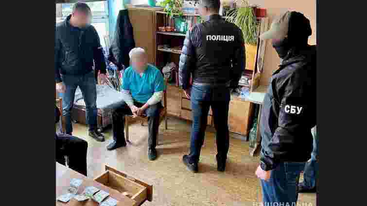 Закарпатського лікаря затримали на вимаганні хабарів за групу інвалідності