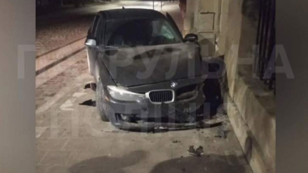 Личаківський цвинтар відсудив півмільйона гривень у водія BMW, який протаранив браму кладовища