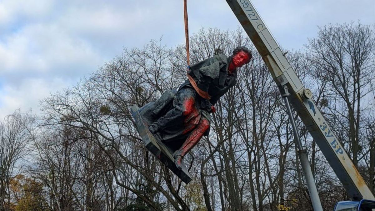 У Києві демонтували скандальний пам'ятник Пушкіну 