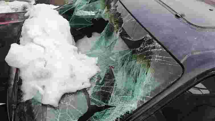 Водій відсудив 100 тис. грн у ОСББ в Хмельницькому за падіння на авто брили льоду