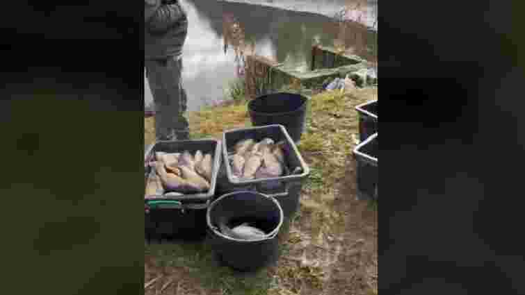 На заповідному озері на Львівщині спіймали рибних браконьєрів