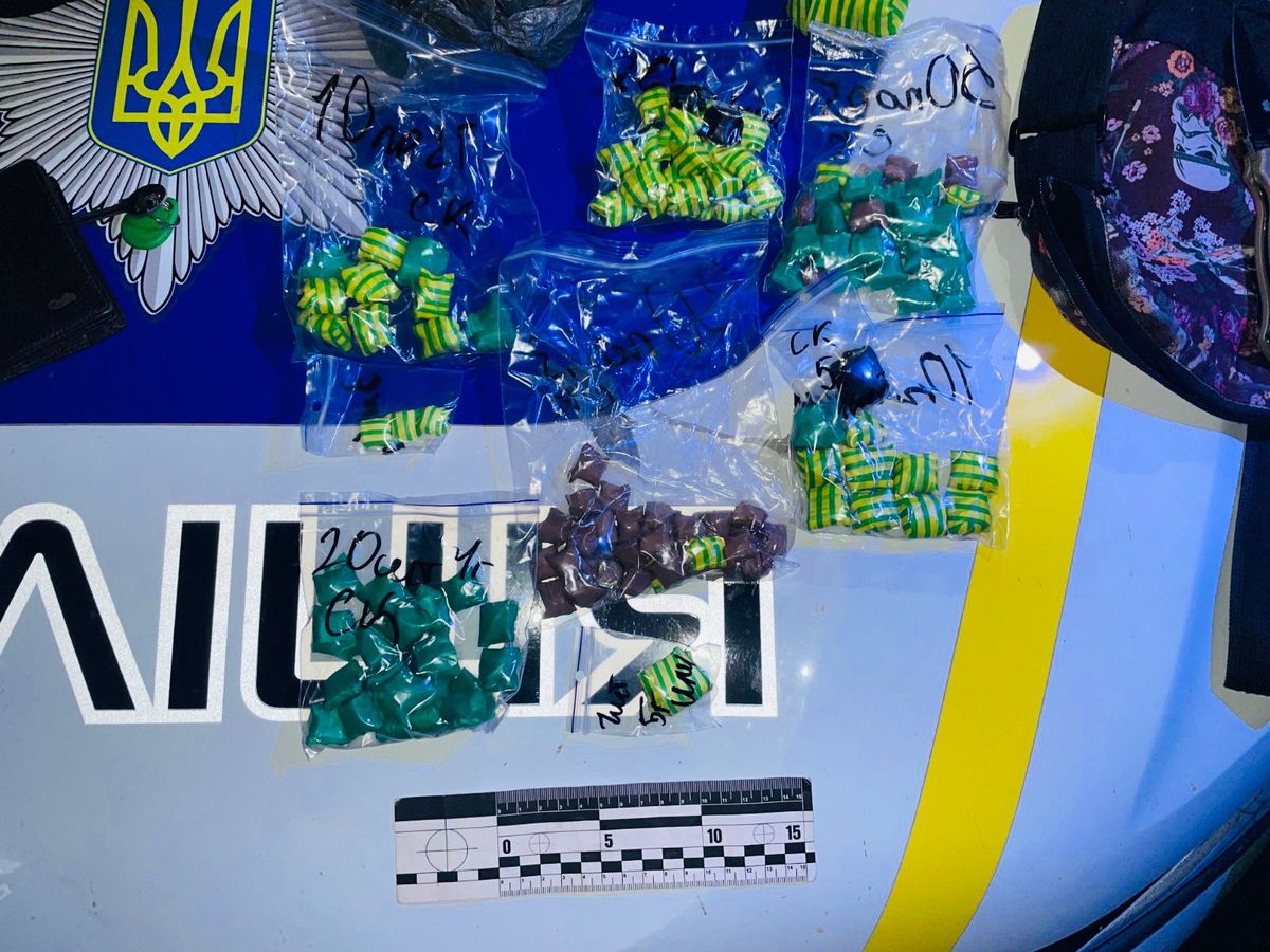 Поліція затримала двох чоловіків, які збували наркотики в Івано-Франківську великими партіями