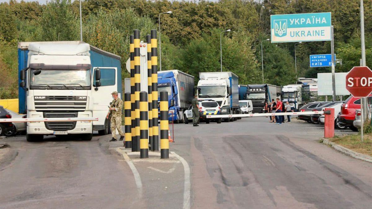 Словацькі перевізники заблокували кордон з Україною 