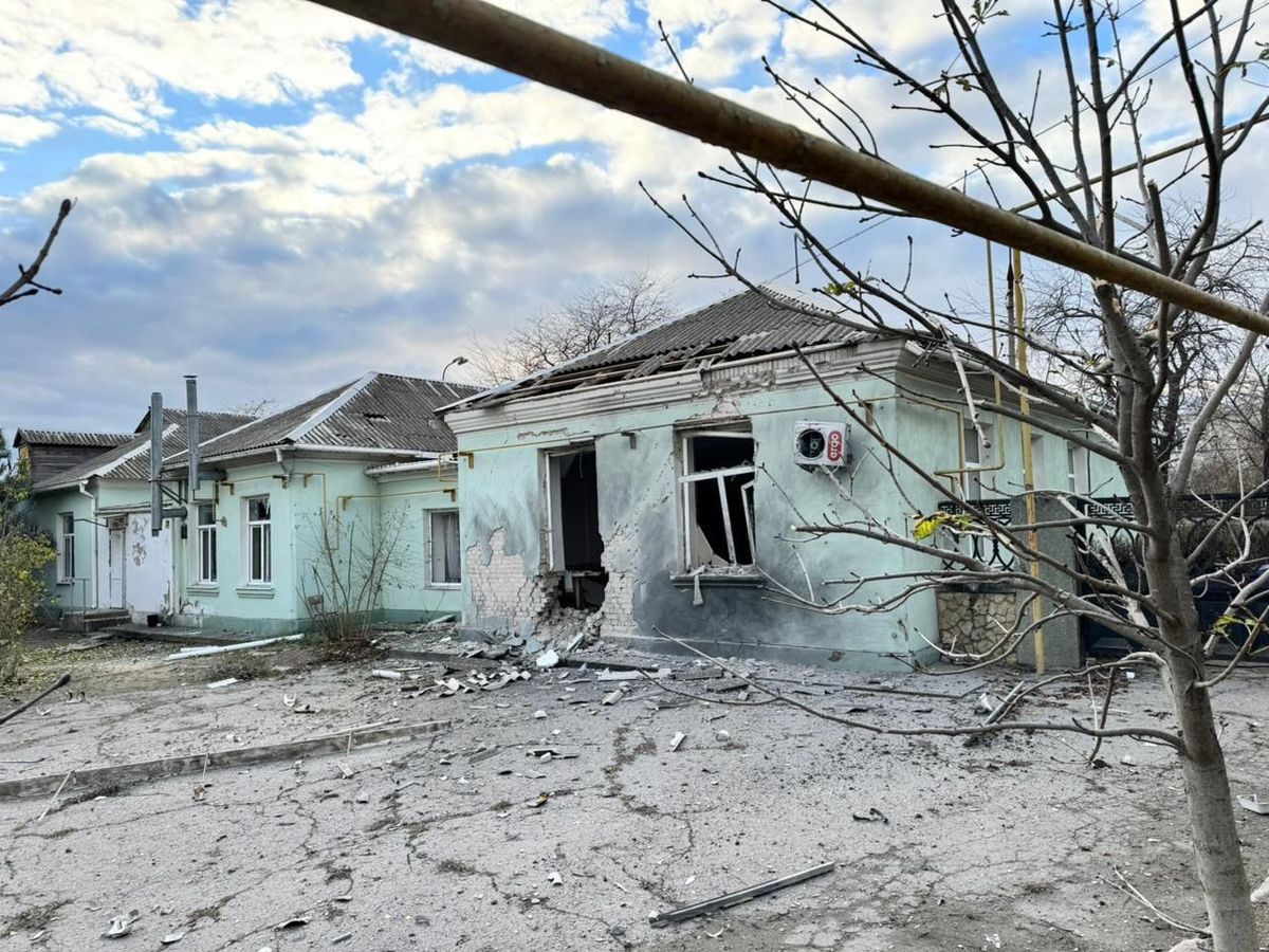 Росіяни здійснили масовану атаку на Херсон, частина міста знеструмлена
