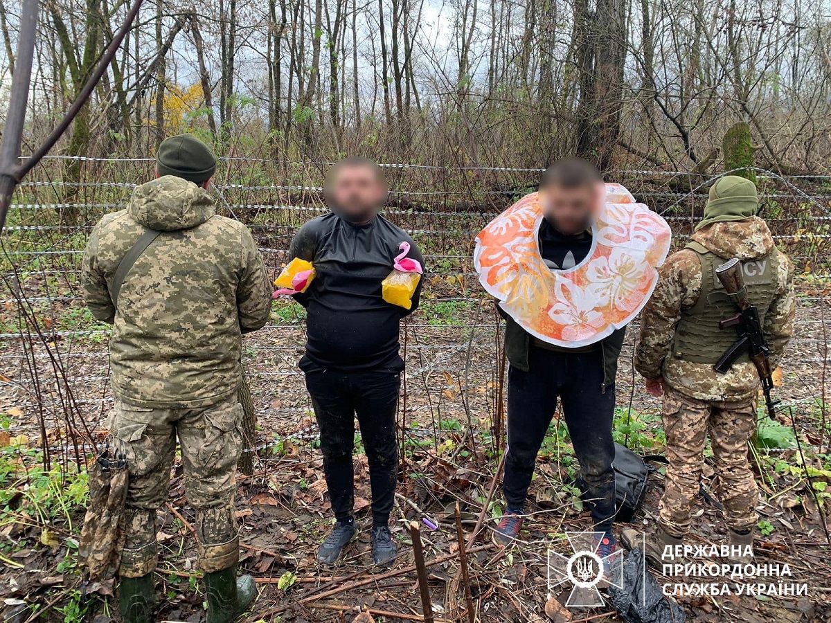 Двоє ухилянтів із надувними нарукавниками та колом намагались переплисти Тису