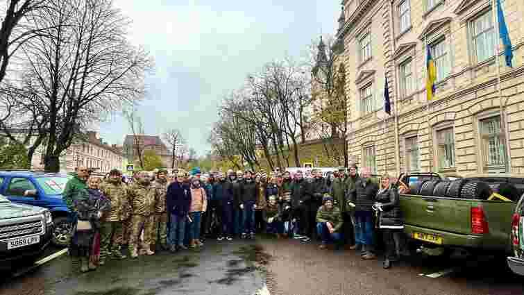 Британські фермери привезли на Львівщину 35 позашляховиків для військових