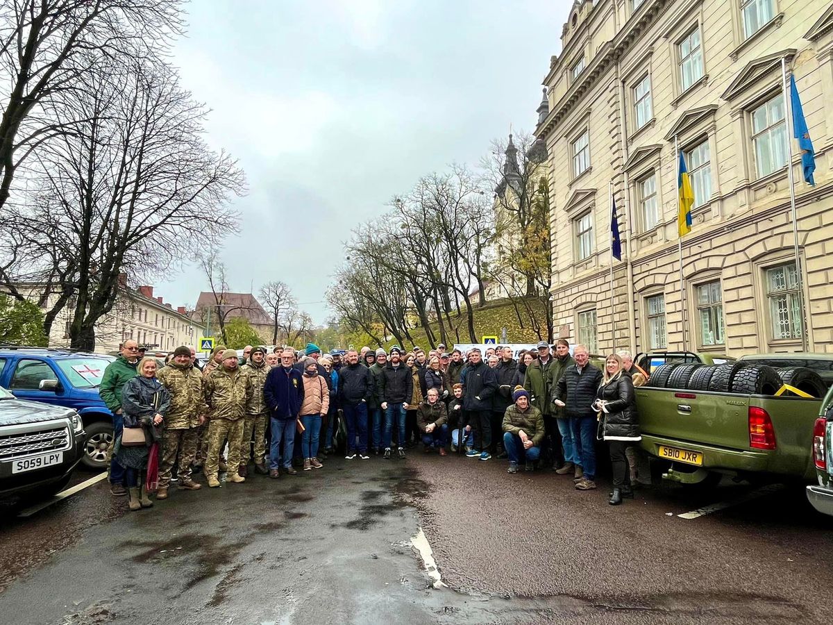 Британські фермери привезли на Львівщину 35 позашляховиків для військових